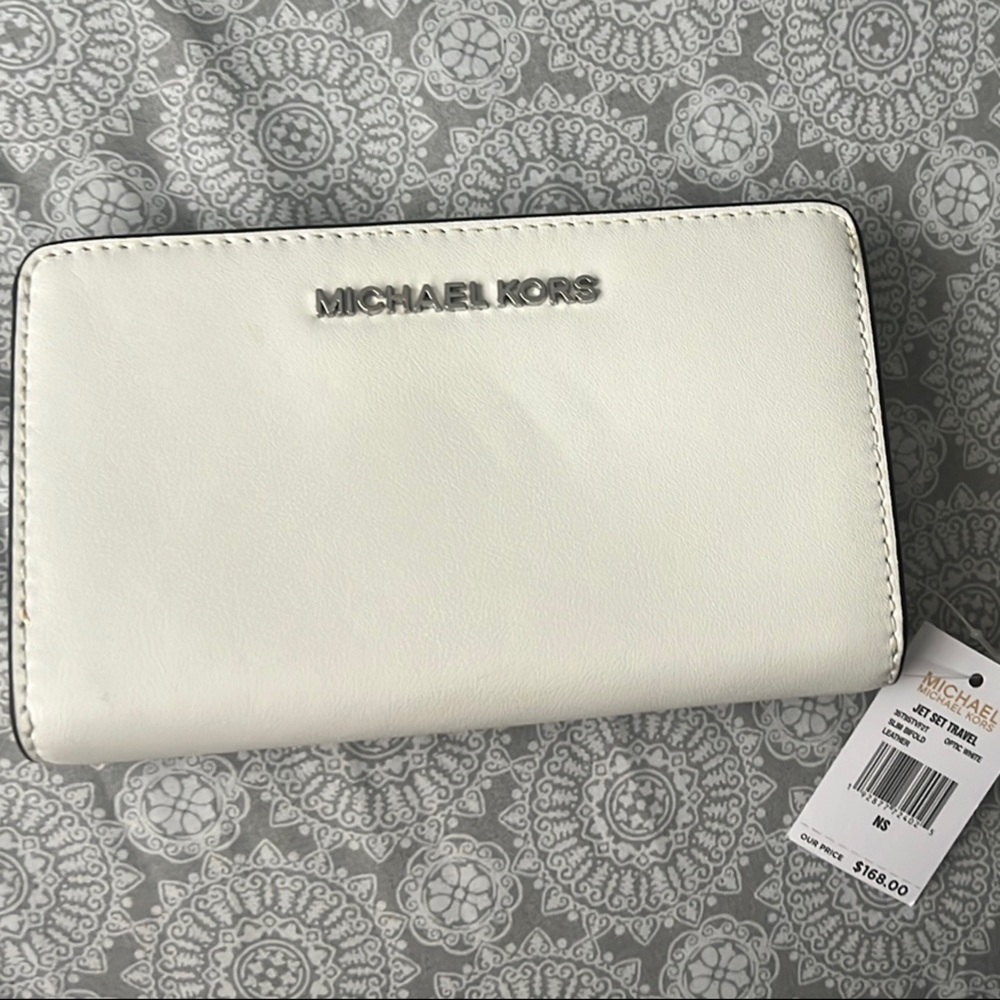 Michael Kors Ivory Leather Wallet never used. Original stuffing and tags